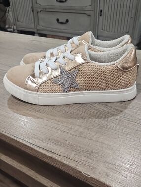 Steve Madden Girls Gold Glitter Star Sneakers size 4